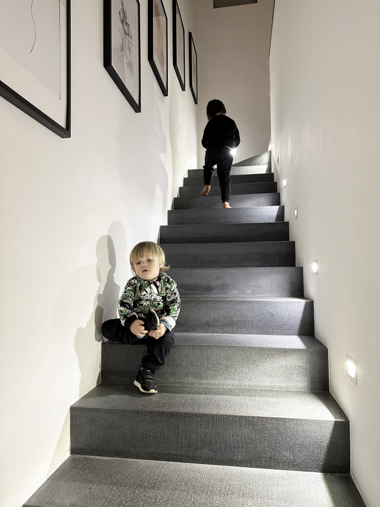 Mittelgroße Moderne Treppe mit Kalk-Treppenstufen, Kalk-Setzstufen, Mix-Geländer und Wandpaneelen in Venedig
