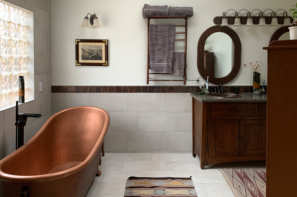 Свежая идея для дизайна: ванная комната в стиле кантри с накладной раковиной - отличное фото интерьера