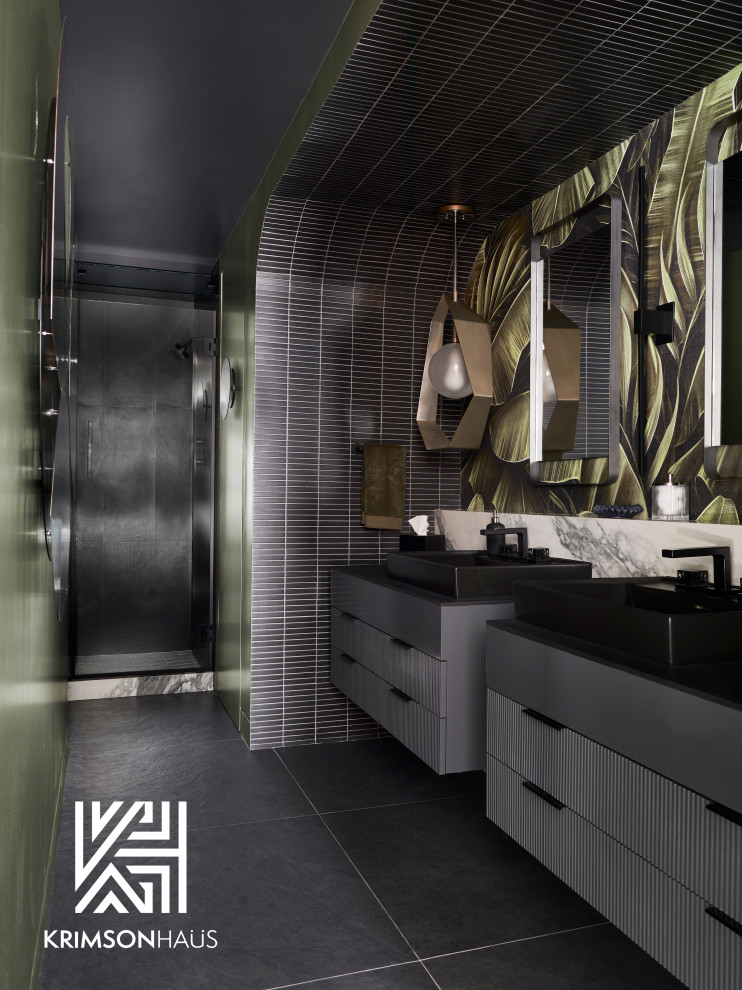 Idéer för ett stort modernt svart en-suite badrum, med möbel-liknande, grå skåp, svart kakel, porslinskakel, gröna väggar, klinkergolv i porslin, ett fristående handfat, bänkskiva i akrylsten och grått golv