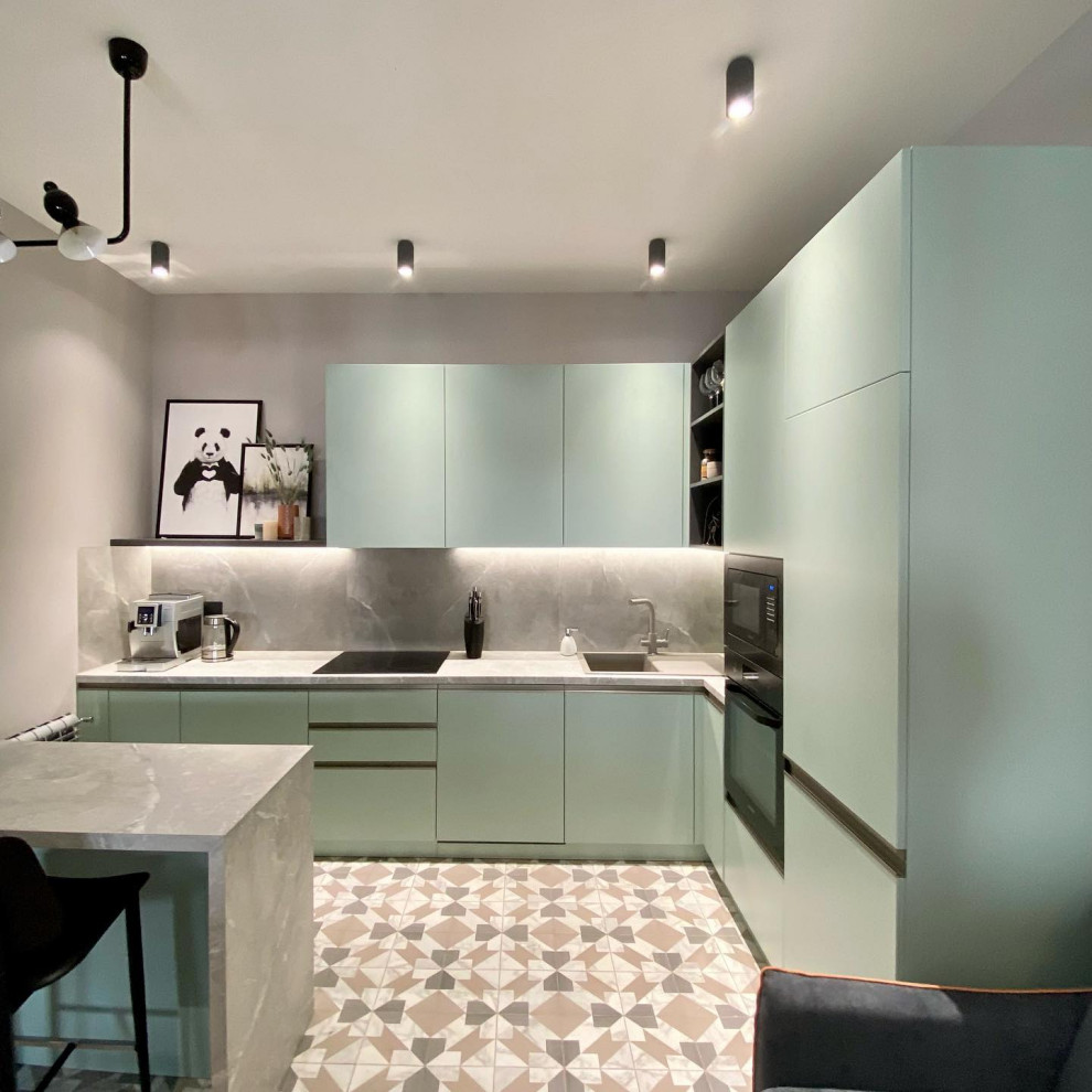 Inspiration för avskilda, mellanstora moderna grått l-kök, med en nedsänkt diskho, släta luckor, turkosa skåp, bänkskiva i koppar, grått stänkskydd, stänkskydd i stenkakel, integrerade vitvaror, cementgolv, en köksö och beiget golv