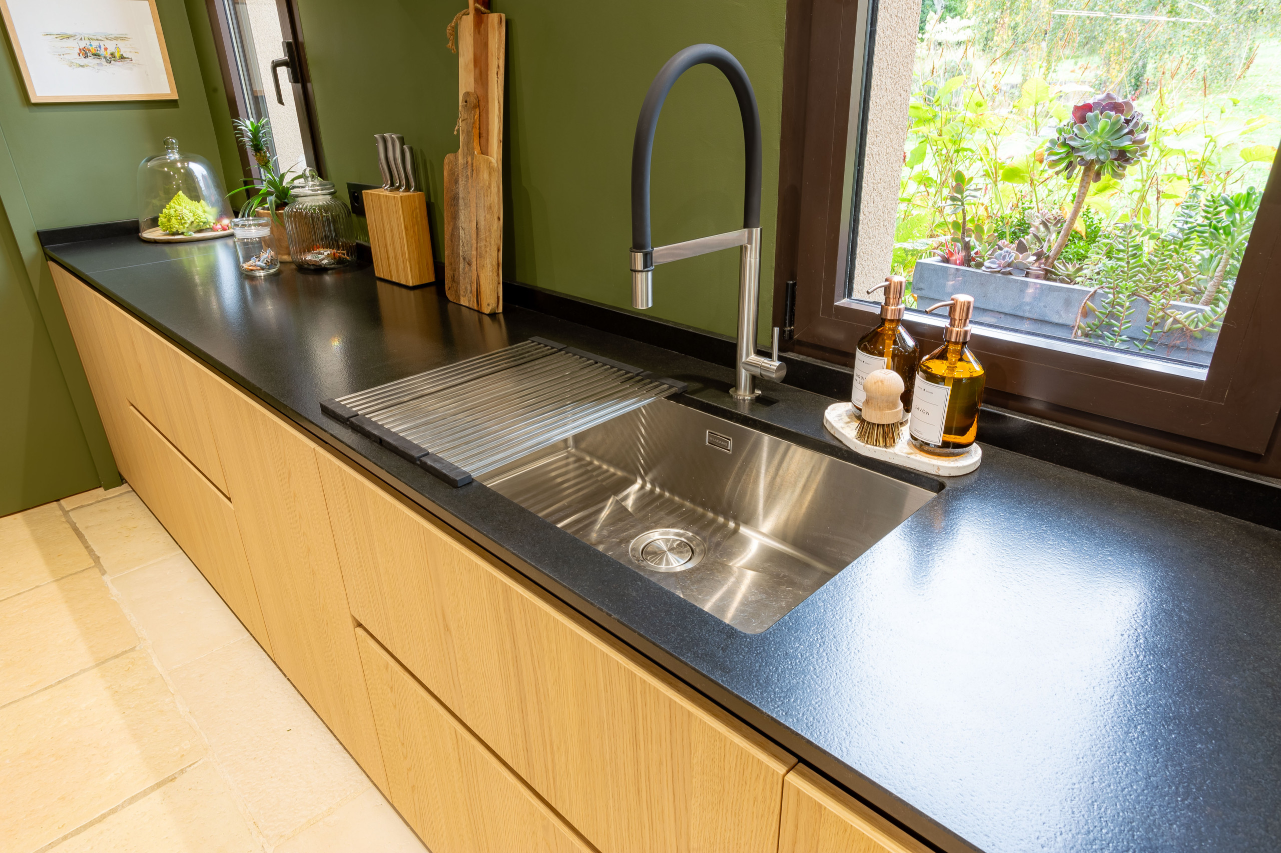 Réalisation d'une cuisine en bois dans un écrin végétal