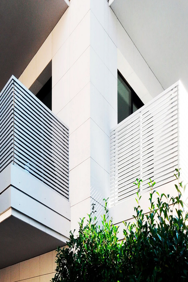 Modelo de fachada blanca moderna extra grande con revestimiento de hormigón, tejado plano y tejado de metal