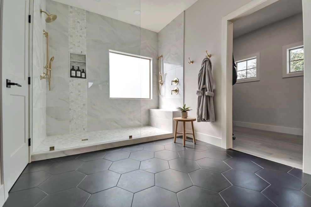 Cette photo montre une grande salle de bain principale chic en bois clair avec un carrelage blanc, un mur gris, un lavabo encastré, un sol noir, un plan de toilette blanc, un banc de douche, meuble double vasque et meuble-lavabo encastré.