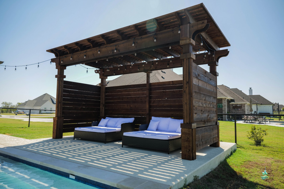 Cette image montre une piscine arrière chalet de taille moyenne et rectangle avec un bain bouillonnant et une terrasse en bois.