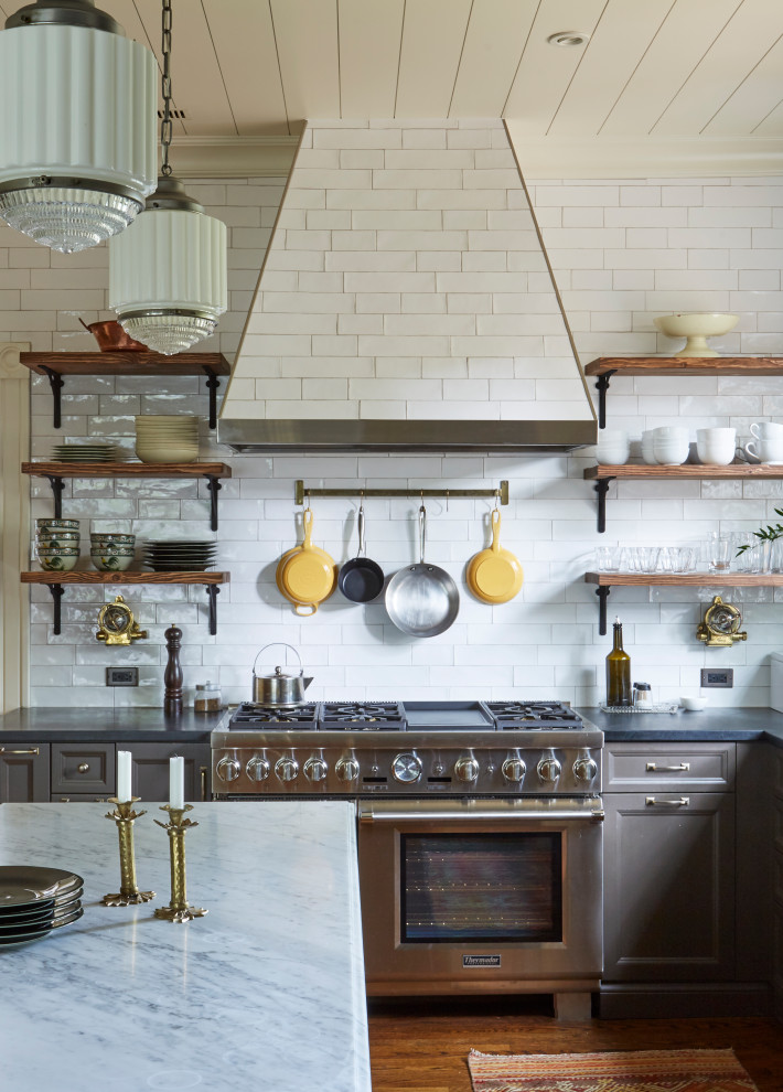 Kitchen - transitional kitchen idea in Chicago
