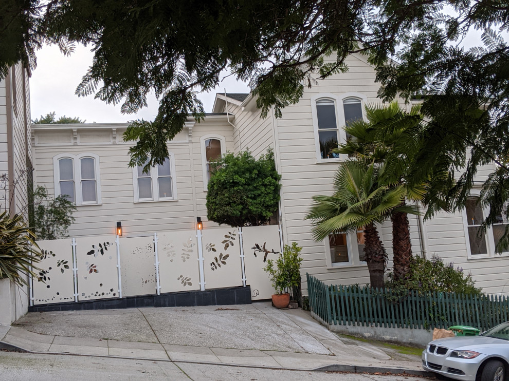This is an example of a small eclectic privacy and partial sun courtyard stone driveway in San Francisco for summer.