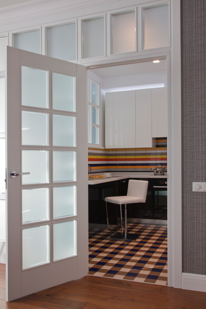 СОВРЕМЕННЫЙ ИНТЕРЬЕР С АНТИКВАРНЫМ КОМОДОМ