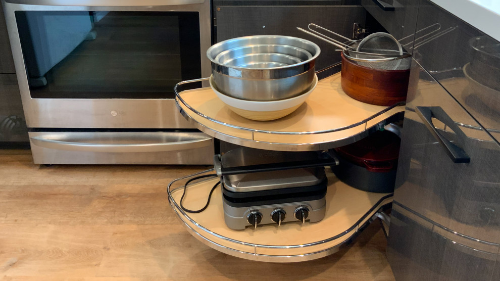 Contemporary High Gloss Kitchen Remodel