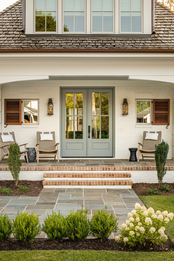 Example of a cottage home design design in Charlotte