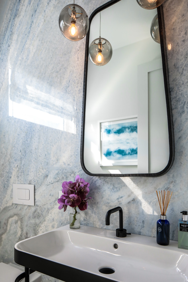 Mittelgroße Maritime Gästetoilette mit Toilette mit Aufsatzspülkasten, Unterbauwaschbecken und weißer Waschtischplatte in New York