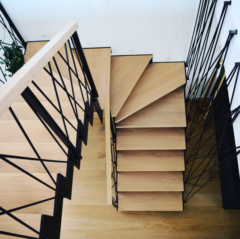 Свежая идея для дизайна: п-образная деревянная лестница среднего размера в стиле лофт с деревянными ступенями и перилами из тросов - отличное фото интерьера