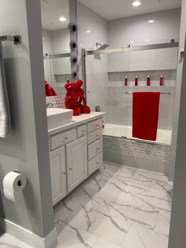Exempel på ett stort eklektiskt vit vitt badrum, med släta luckor, vita skåp, ett fristående badkar, en hörndusch, en toalettstol med hel cisternkåpa, vit kakel, marmorkakel, vita väggar, mosaikgolv, ett fristående handfat, marmorbänkskiva, vitt golv och dusch med gångjärnsdörr