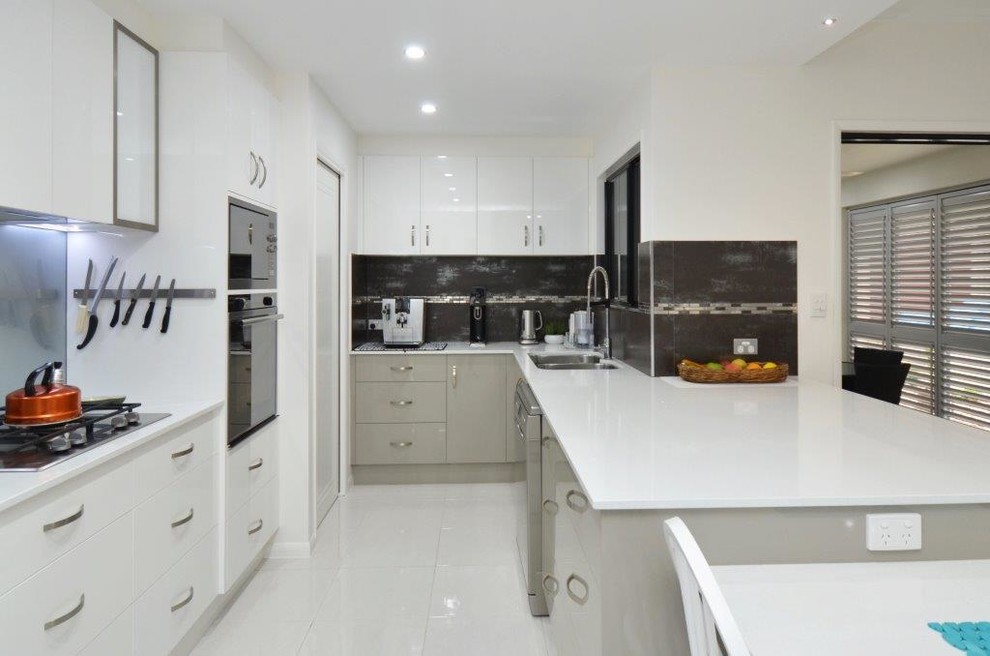 Inspiration for a contemporary kitchen in Townsville.