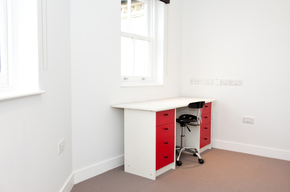 Photo of a mid-sized modern home office in London.