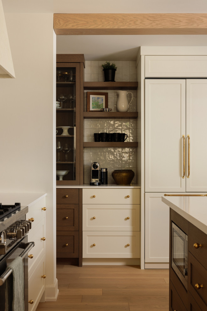 Kitchen - transitional kitchen idea in Toronto