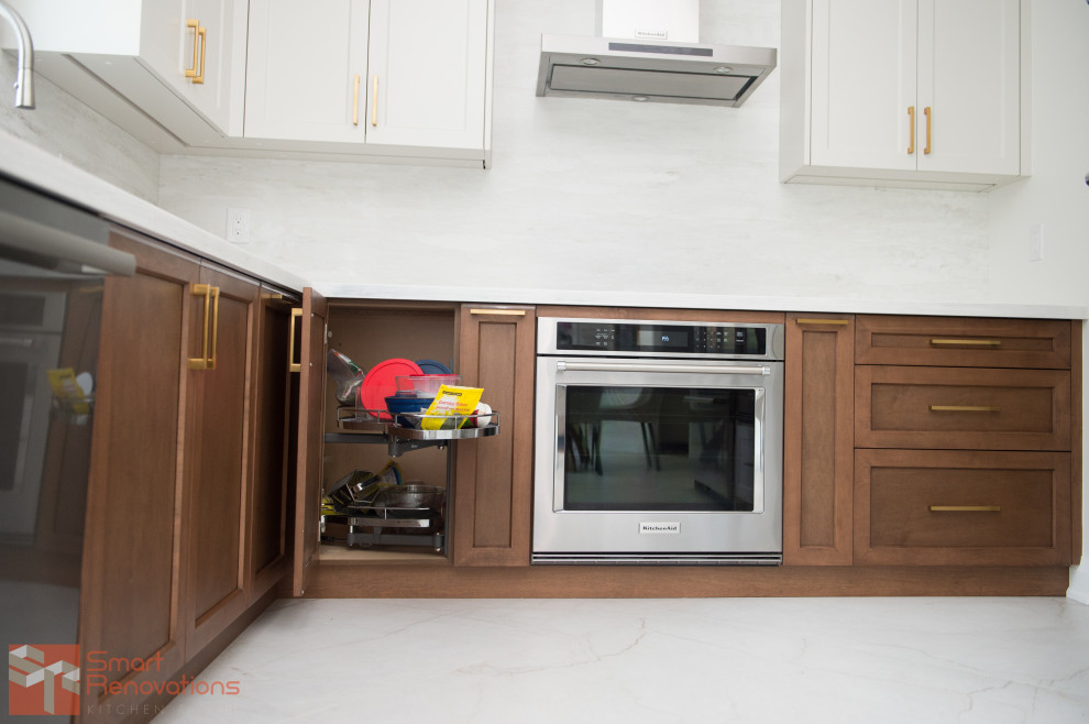 Kitchen - transitional kitchen idea in Toronto