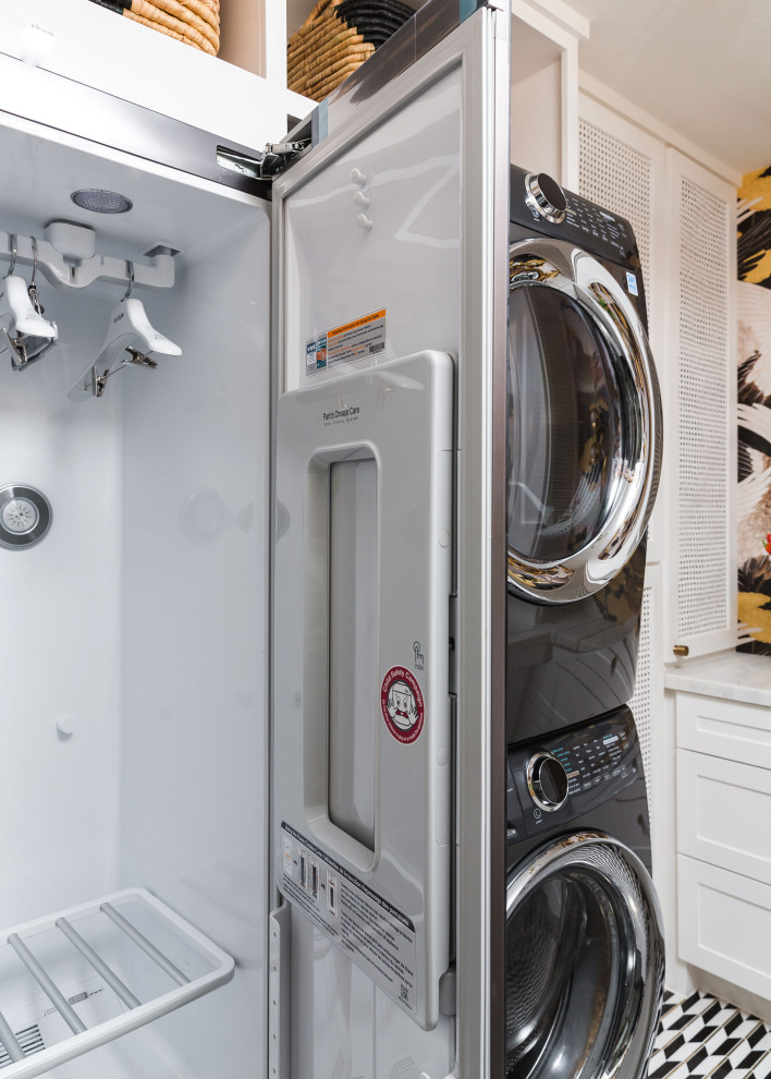 Foto de lavadero ecléctico pequeño con armarios estilo shaker, puertas de armario blancas, encimera de mármol, suelo de mármol, encimeras blancas y papel pintado