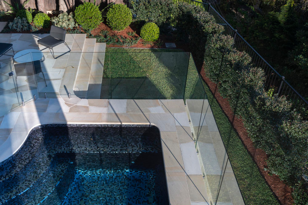 На фото: маленький ландшафтный бассейн на заднем дворе в современном стиле с покрытием из каменной брусчатки для на участке и в саду