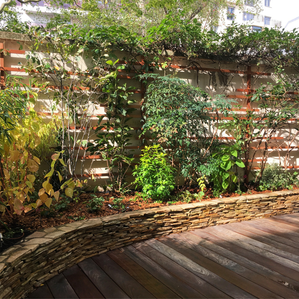 Photo of a small traditional courtyard patio in Paris with a container garden, decking and no cover.