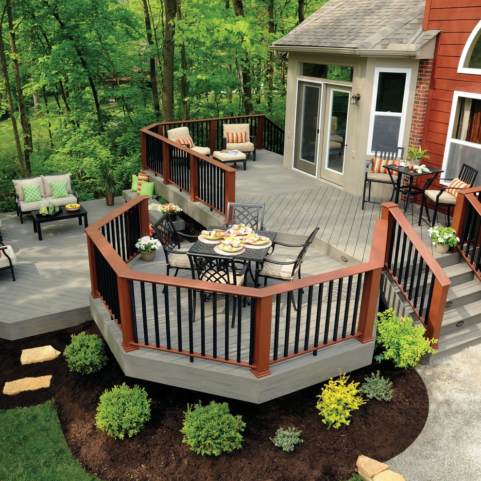 Design ideas for a mid-sized transitional backyard deck in Chicago with no cover.