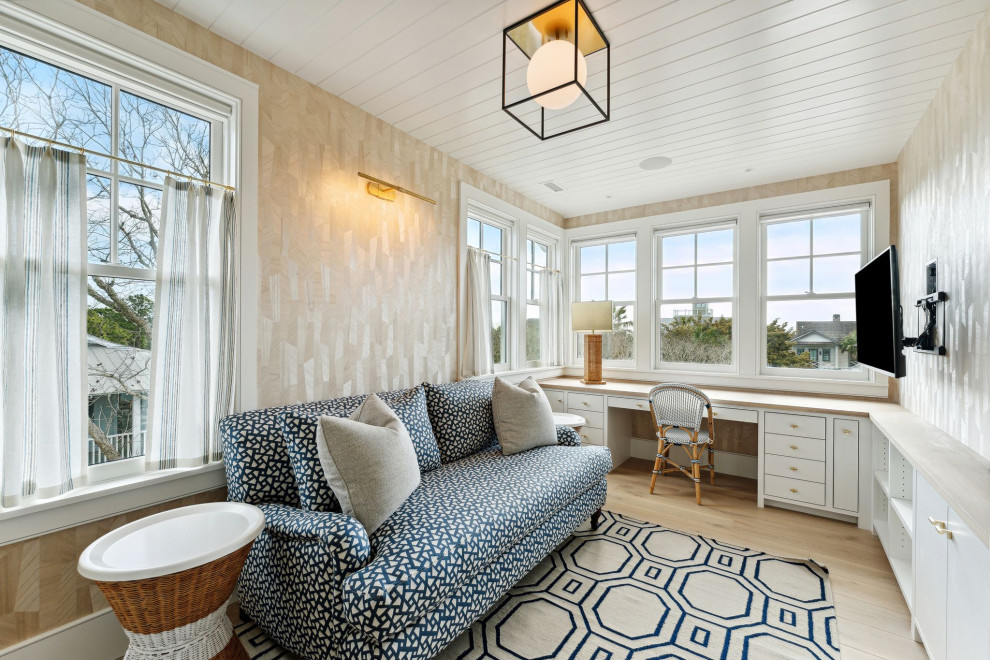 Источник вдохновения для домашнего уюта: кабинет в морском стиле с светлым паркетным полом, встроенным рабочим столом, потолком из вагонки, обоями на стенах и бежевыми стенами