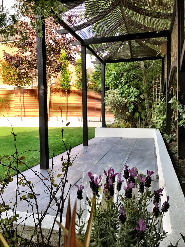 Design ideas for a contemporary backyard verandah in Hampshire.