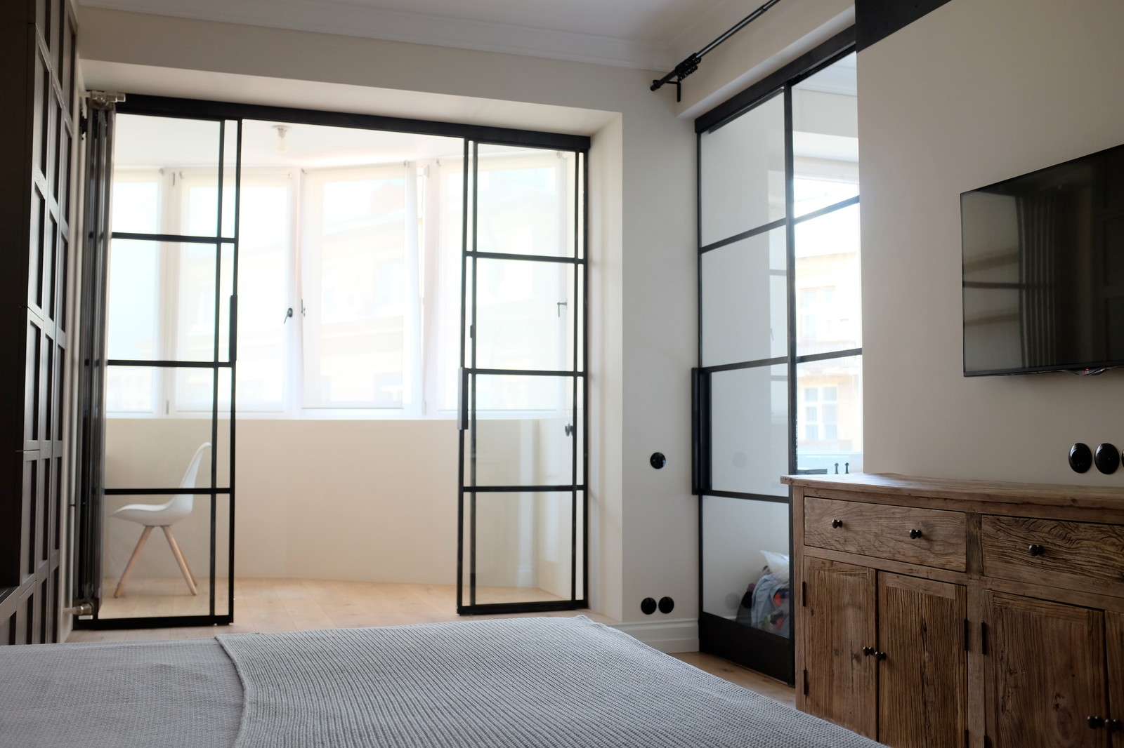 Перегородки из чёрного металла и стекла