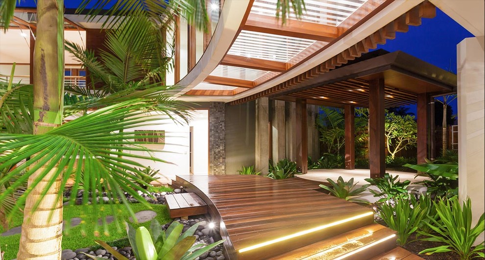 Inspiration for a tropical garden in Sunshine Coast.