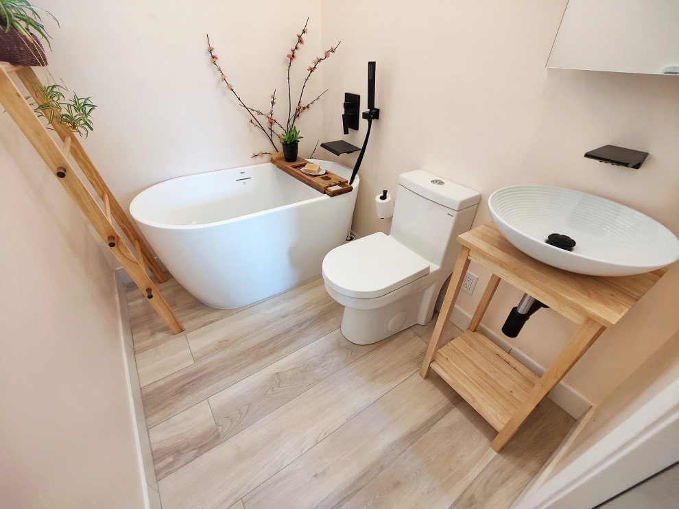 Kleines Asiatisches Duschbad mit Porzellan-Bodenfliesen, Waschtisch aus Holz, beigem Boden und Einzelwaschbecken in San Francisco