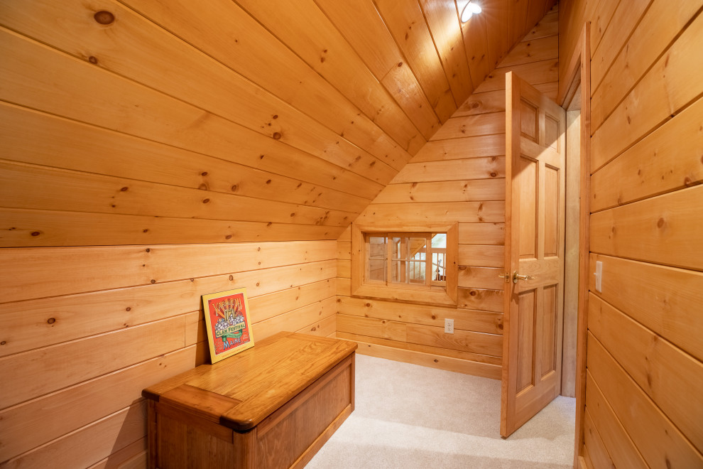 На фото: двухуровневая гостиная комната в стиле рустика с бежевыми стенами, ковровым покрытием, бежевым полом, деревянным потолком и деревянными стенами с