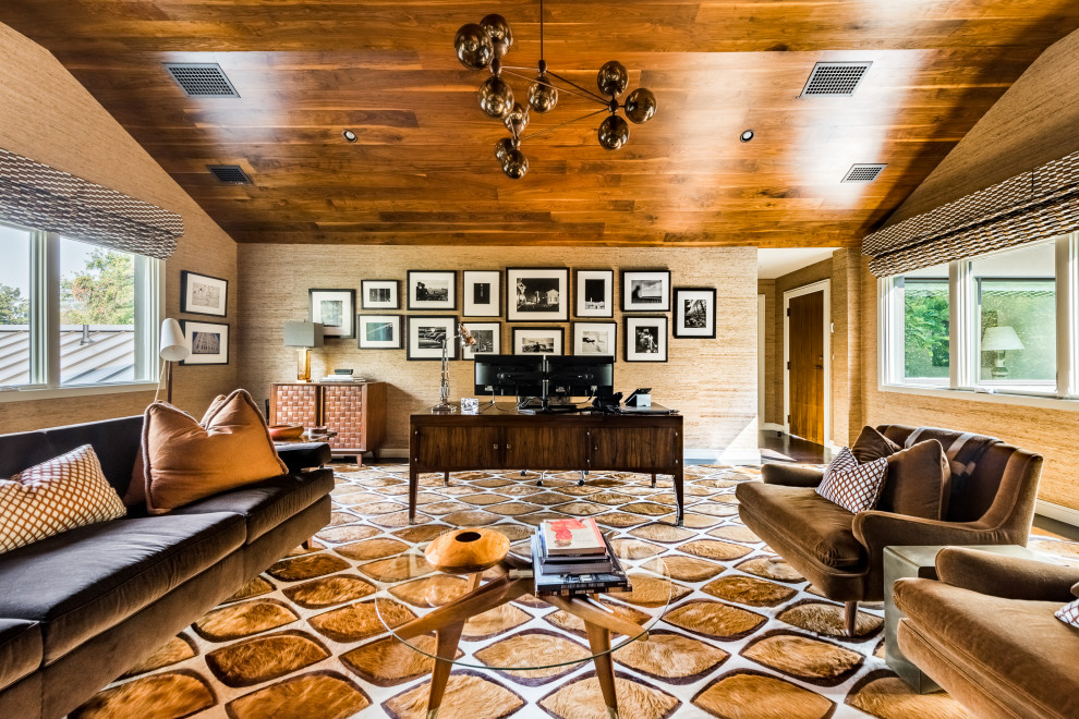 Réalisation d'un grand bureau vintage avec un mur marron, parquet foncé, un bureau indépendant, un sol marron et un plafond en bois.