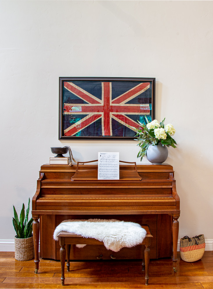 Transitional home design photo in Sacramento