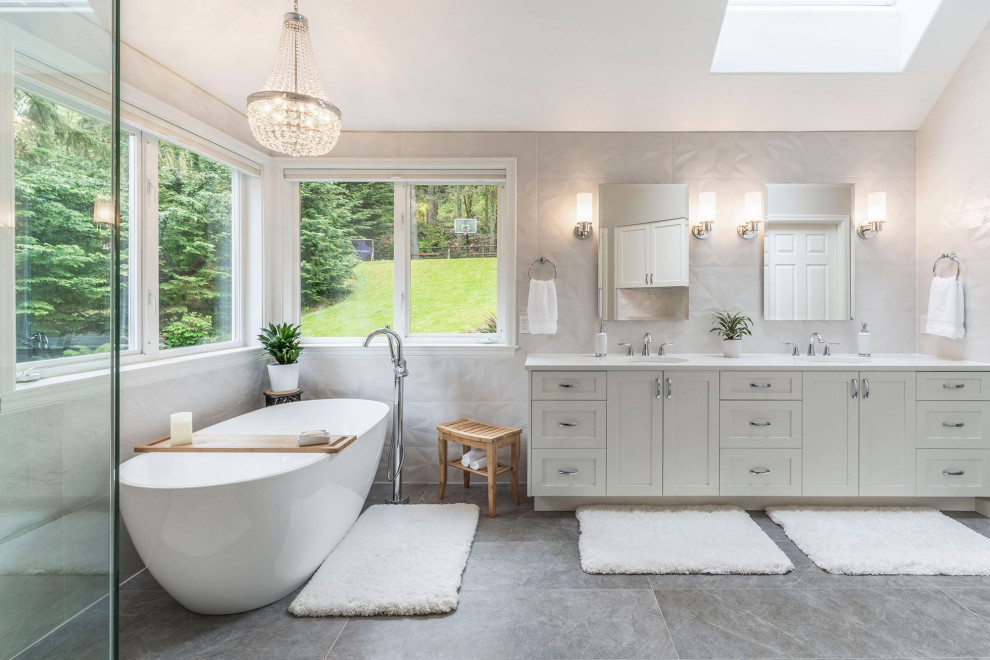 Idéer för ett mycket stort klassiskt vit en-suite badrum, med luckor med infälld panel, vita skåp och ett fristående badkar