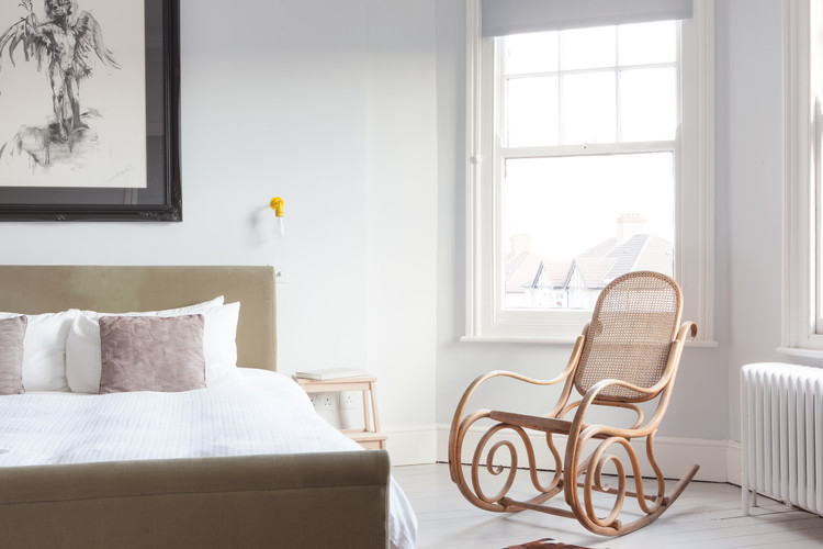 Exemple d'une grande chambre chic avec un mur blanc, parquet peint et un sol blanc.