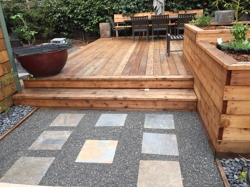 Inspiration for a mid-sized transitional backyard deck remodel in San Francisco with no cover