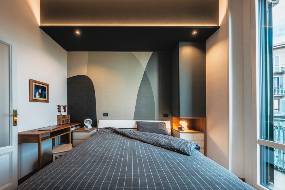 Источник вдохновения для домашнего уюта: хозяйская спальня среднего размера в современном стиле с разноцветными стенами, светлым паркетным полом, бежевым полом, обоями на стенах и рабочим местом