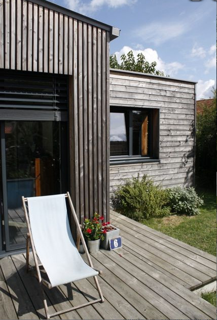 Inspiration for a contemporary deck in Nantes.