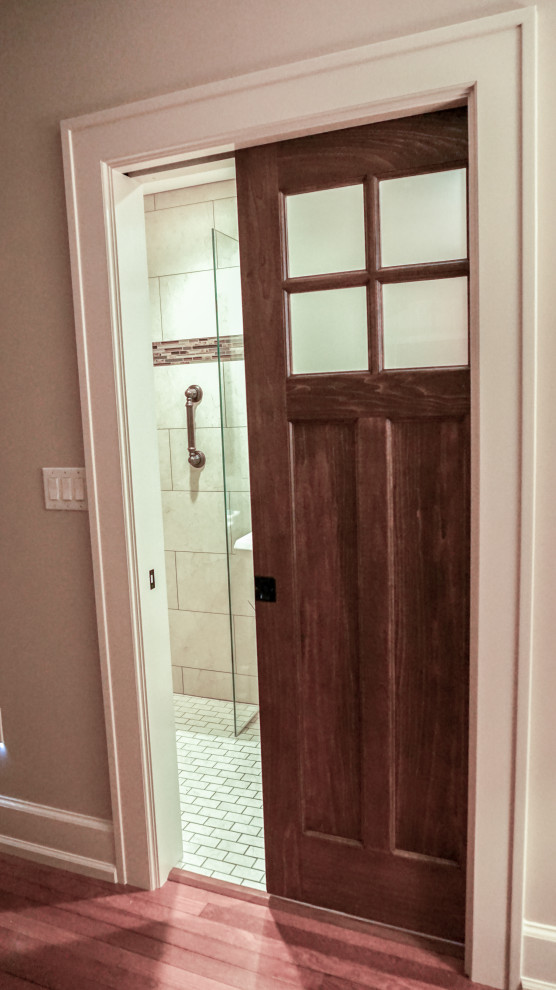 Exempel på ett litet en-suite badrum, med våtrum, en bidé, beige kakel, keramikplattor, beige väggar, klinkergolv i keramik, ett väggmonterat handfat, beiget golv och med dusch som är öppen