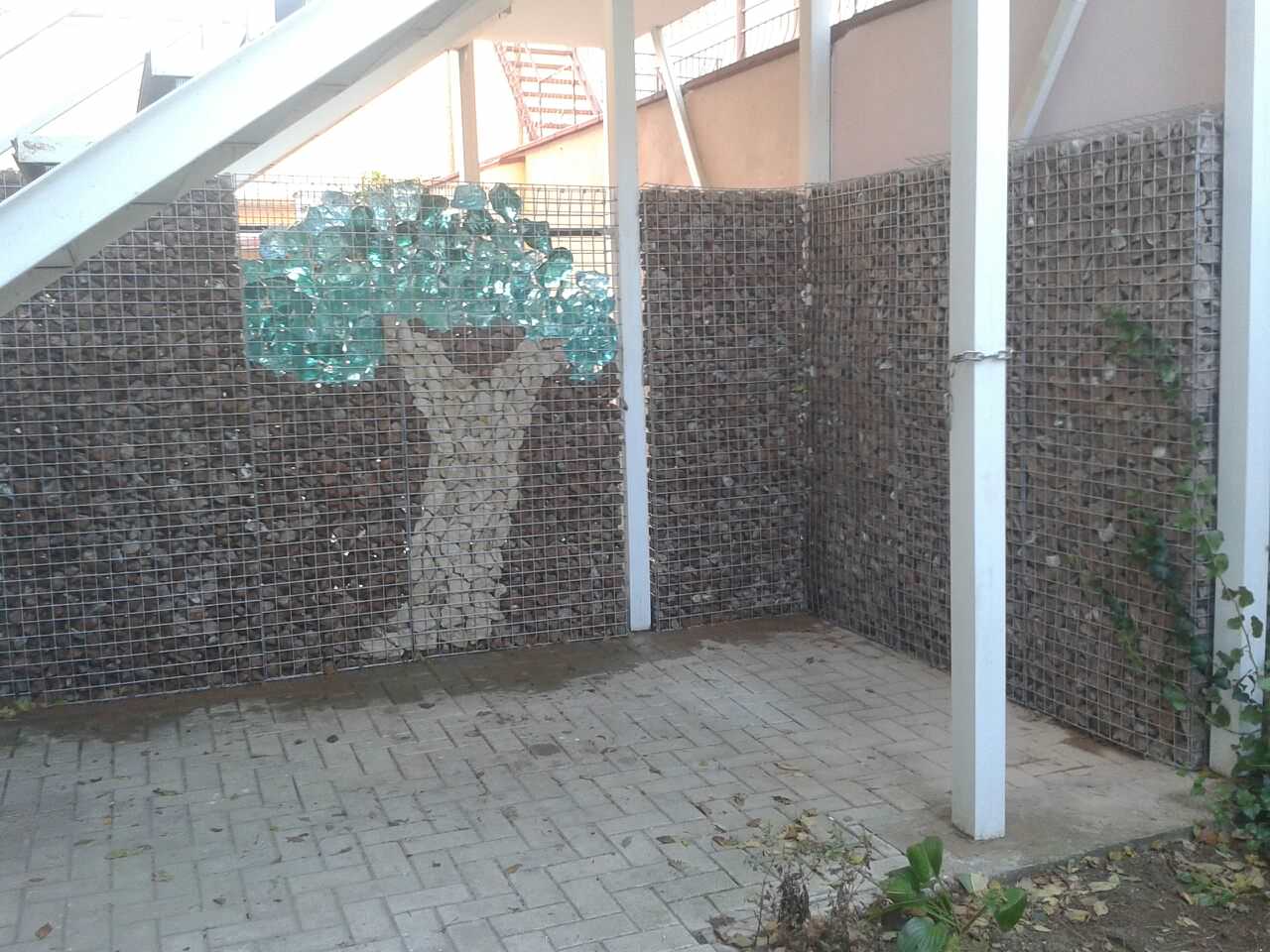 Обустройство частного двора с фасадом и элементами из сварных габионов.