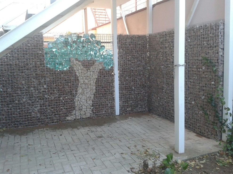 Обустройство частного двора с фасадом и элементами из сварных габионов.