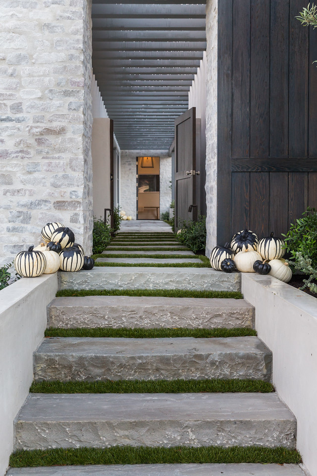 Inspiration for an entryway in Orange County.