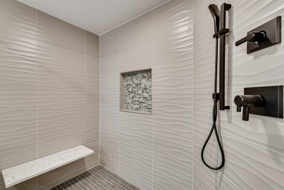 Idéer för stora funkis vitt en-suite badrum, med luckor med infälld panel, grå skåp, ett fristående badkar, en dusch i en alkov, vit kakel, vita väggar, ett nedsänkt handfat, bänkskiva i kvartsit, vitt golv och dusch med skjutdörr
