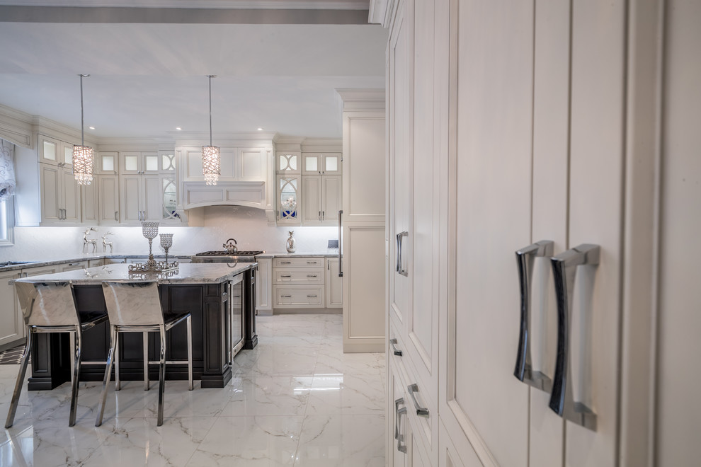 Inspiration for a transitional kitchen remodel in Toronto