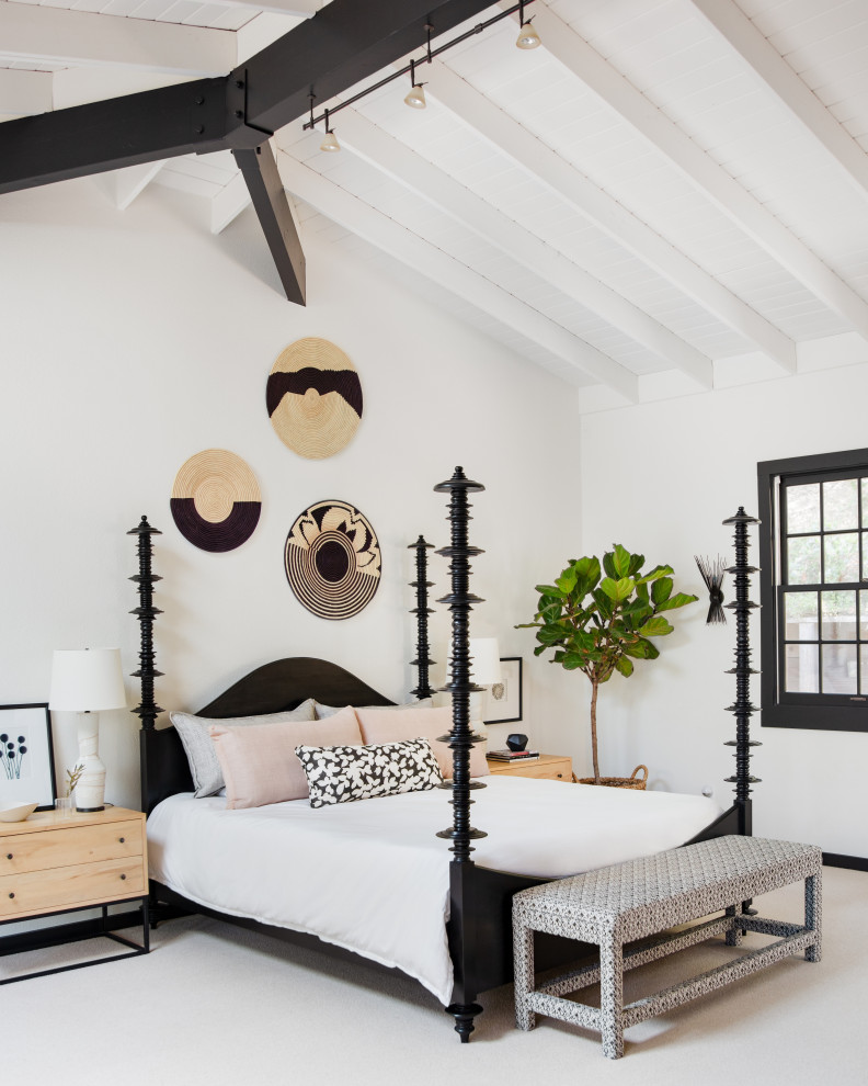 Ejemplo de dormitorio principal y abovedado tradicional renovado grande sin chimenea con paredes blancas, vigas vistas, moqueta y suelo blanco