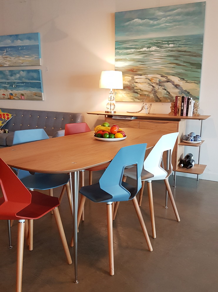Inspiration for a mid-sized midcentury dining room in Sydney.