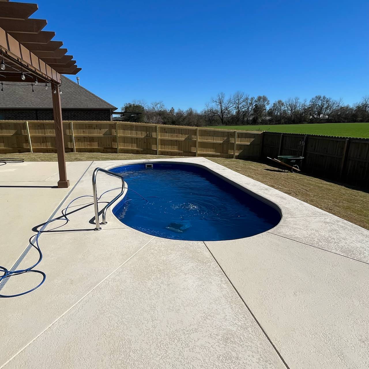 FIBERGLASS POOLS