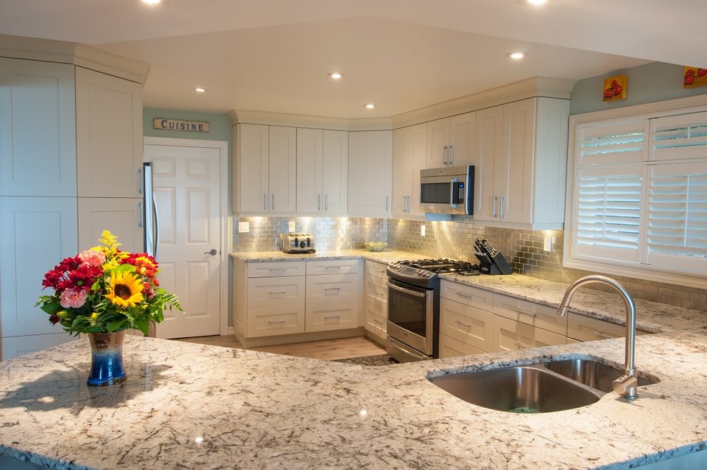 Transitional kitchen photo in Toronto
