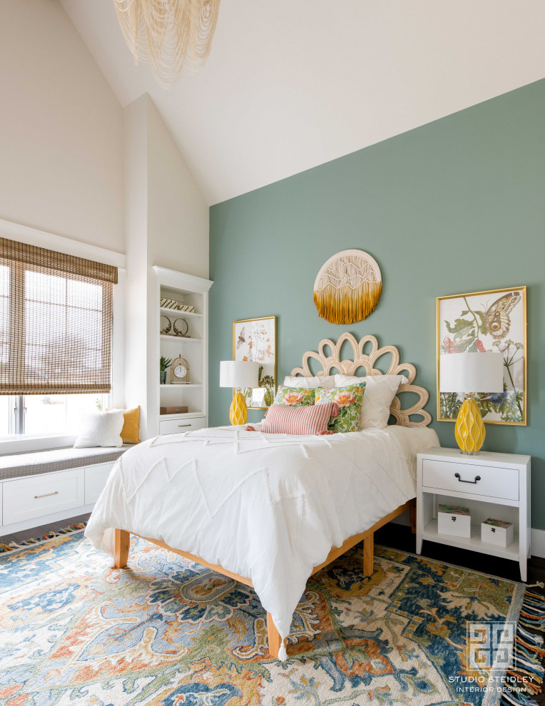 Пример оригинального дизайна: спальня среднего размера в стиле неоклассика (современная классика) с зелеными стенами, разноцветным полом и сводчатым потолком