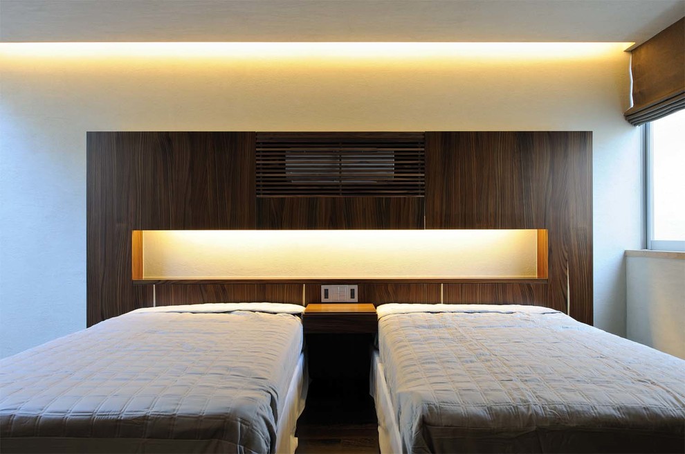 Ejemplo de dormitorio principal contemporáneo con paredes beige y suelo de madera oscura