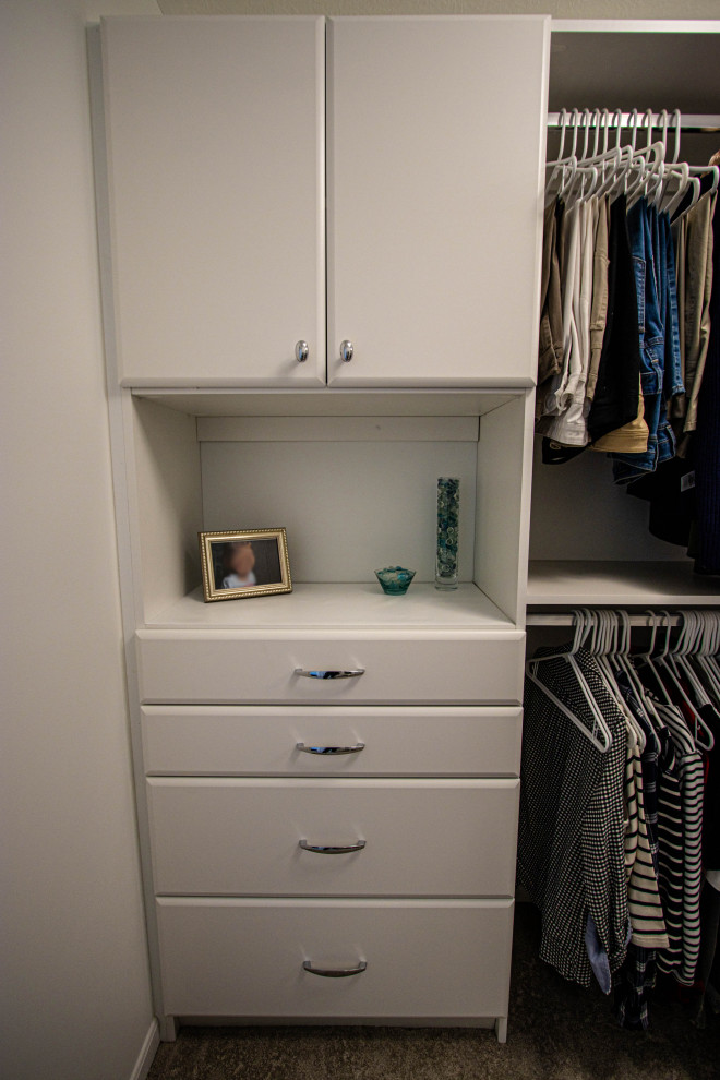 Diseño de armario vestidor unisex clásico renovado de tamaño medio con moqueta y suelo beige